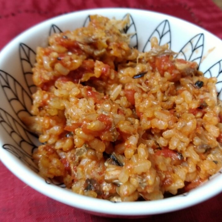 炊飯器で楽チン!鯖缶とトマト缶の炊き込みご飯